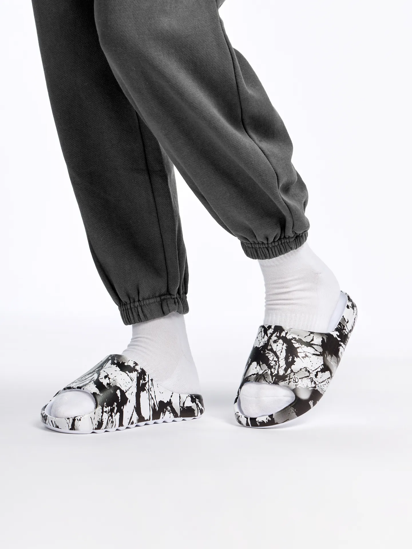 Veselé chunky pantofle Černobílé skvrny - Image 4