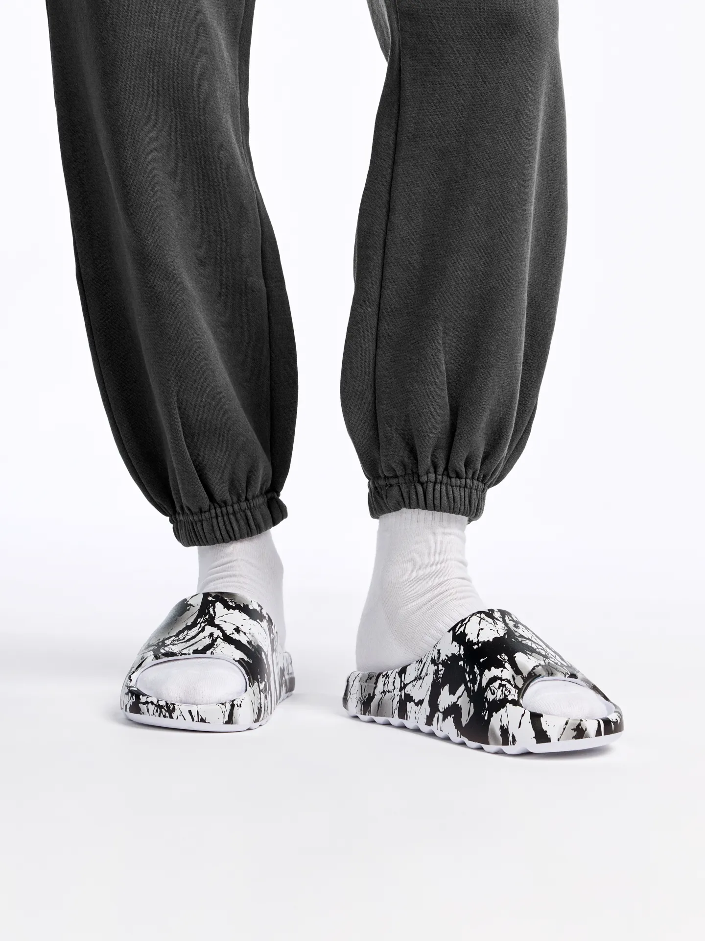 Veselé chunky pantofle Černobílé skvrny - Image 5